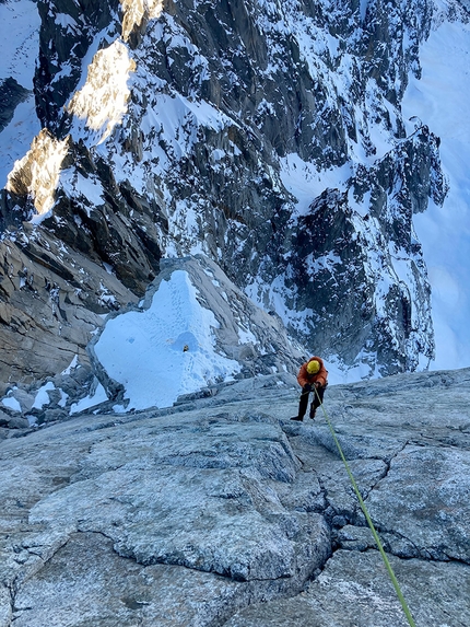 Petit Dru, Corrado Pesce, Will Sim - Will Sim sui jumar durante la ripetizione della Voie des Papas / Via Bonatti sul pilastro sud ovest del Petit Dru nel massiccio del Monte Bianco. 