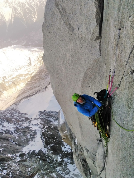 Petit Dru, Corrado Pesce, Will Sim - Corrado Pesce in sosta durante la ripetizione della Voie des Papas / Via Bonatti sul pilastro sud ovest del Petit Dru nel massiccio del Monte Bianco. 