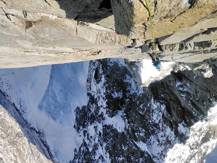 Petit Dru, Corrado Pesce, Will Sim - Corrado Pesce e Will Sim ripetendo la Voie des Papas / Via Bonatti sul pilastro sud ovest del Petit Dru nel massiccio del Monte Bianco. 