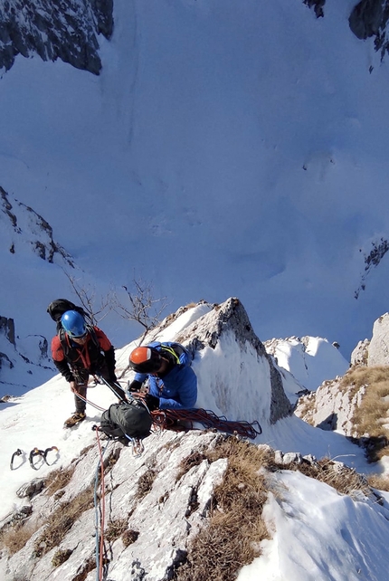 Pizzo Deta, Dolce Ricordo, Giovanni Maria Cianfarani, Massimiliano Facco, Luca Gasparini - Durante l'apertura di Dolce Ricordo al Pizzo Deta nell'Appennino Centrale (Giovanni Maria Cianfarani, Massimiliano Facco, Luca Gasparini 03/03/2021)