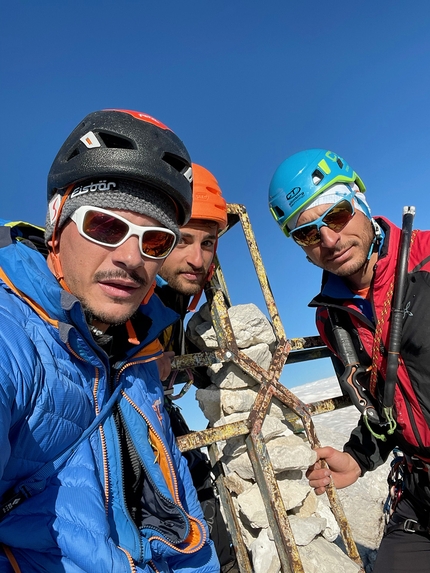 Pizzo Deta, Dolce Ricordo, Giovanni Maria Cianfarani, Massimiliano Facco, Luca Gaspariniarchivio Luca Gasparini - Luca Gasparini, Massimiliano Facco e Giovanni Maria Cianfarani in cima al Pizzo Deta nell'Appennino Centrale dopo l'apertura di Dolce Ricordo il 03/03/2021