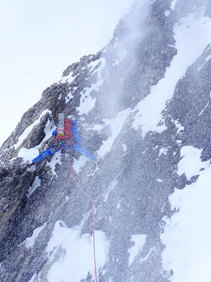 Sassolungo, Dolomiti, La Legrima,Titus Prinoth, Alex Walpoth - Titus Prinoth e Alex Walpoth durante la prima ripetizione di La Legrima al Sassolungo nelle Dolomiti (21-22/12/2020)
