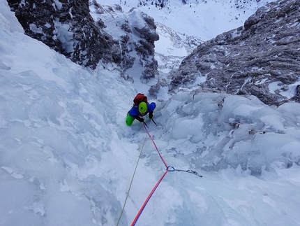 Sassolungo, Dolomiti, La Legrima,Titus Prinoth, Alex Walpoth - Titus Prinoth e Alex Walpoth durante la prima ripetizione di La Legrima al Sassolungo nelle Dolomiti (21-22/12/2020)
