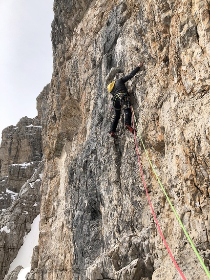 Dolomiti di Brenta, Sfulmini, Franco Nicolini, Davide Galizzi - Davide Galizzi durante l'apertura di La Piccozza nella Roccia alla Punta Centrale dei Sfulmini nelle Dolomiti di Brenta, salita insieme a Franco Nicolini, 03/2021