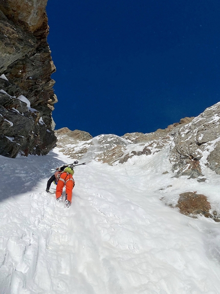 Tête Carrée, Mont Blanc, Paul Bonhomme, Vivian Bruchez - Paul Bonhomme and Vivian Bruchez skiing 'La Testa tra le stelle' on the SE Face of Tête Carrée in the Mont Blanc massif