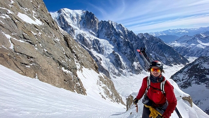 Tête Carrée, Monte Bianco, Paul Bonhomme, Vivian Bruchez - Vivian Bruchez in salita prima di sciare 'La Testa tra le stelle' sulla parete SE di Tête Carrée nel massiccio del  Monte Bianco