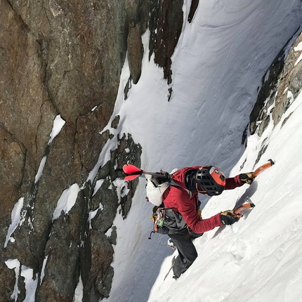 Tête Carrée, Monte Bianco, Paul Bonhomme, Vivian Bruchez - Paul Bonhomme e Vivian Bruchez sciando 'La Testa tra le stelle' sulla parete SE di Tête Carrée nel massiccio del  Monte Bianco