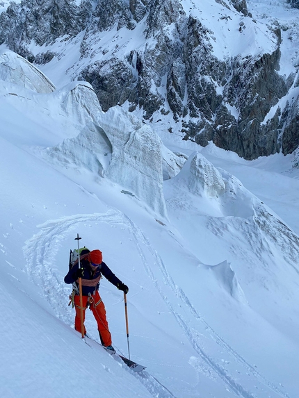 Tête Carrée, Monte Bianco, Paul Bonhomme, Vivian Bruchez - Paul Bonhomme e Vivian Bruchez sciando 'La Testa tra le stelle' sulla parete SE di Tête Carrée nel massiccio del  Monte Bianco
