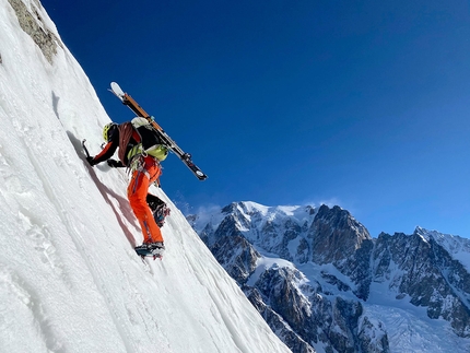 Paul Bonhomme e Vivian Bruchez sciano la SE della Tête Carrée nel massiccio del Monte Bianco