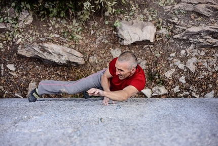 Alfredo Webber, free solo, Arco - Alfredo Webber making a free solo ascent of Panem et Circenses at Muro di Pizarra close to Arco