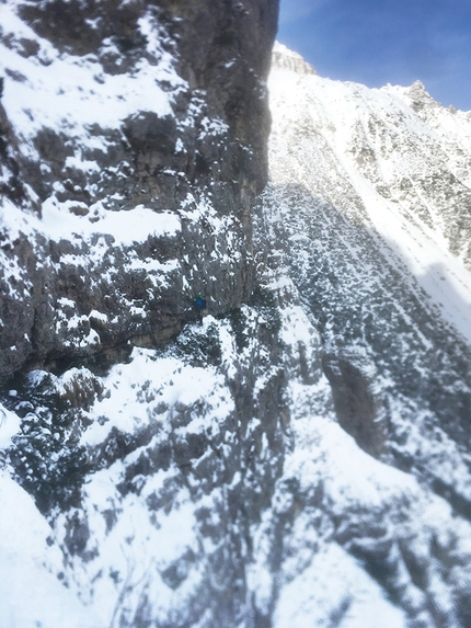 Piccole Dolomiti, Cima Tre Croci, Viaggio nel Tempo, Matteo Rini, Matthias Stefani - Sul sesto tiro di Viaggio nel Tempo al Contrafforte NNE di Cima Tre Croci nelle Piccole Dolomiti (Matteo Rini, Matthias Stefani 06/01/2020)