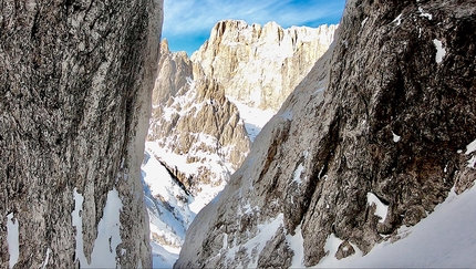 Monte Fop, Dolomiti, Alberto Ronchi, Patrik De Michiel, Linea Chasing Aesthetics - Vista sulla parete sud della Marmolada durante la discesa della parete nord del Monte Fop, Dolomiti