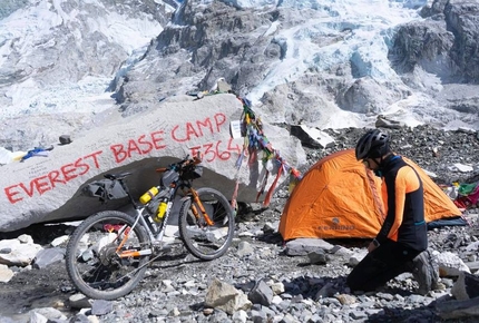Omar Di Felice - Omar Di Felice al campo base dell’Everest.
