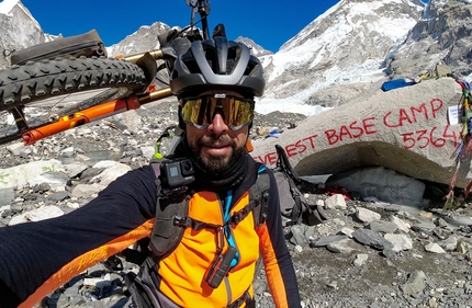 Omar Di Felice, Everest - Omar Di Felice al campo base dell’Everest. Dopo 19 giorni di pedalata, 1294 chilometri di percorso e 33630 metri di dislivello ha raggiunto il campo base della più alta montagna della Terra