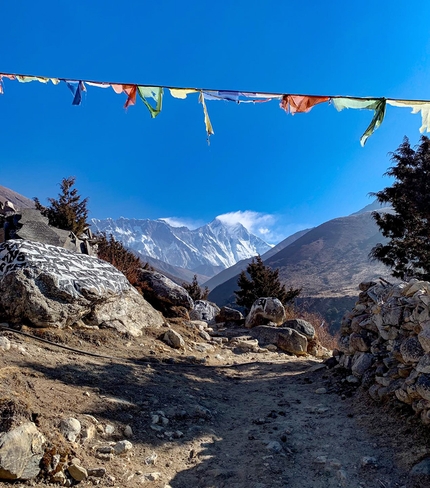 Omar Di Felice, Everest - Omar Di Felice in bici verso il campo base dell’Everest.