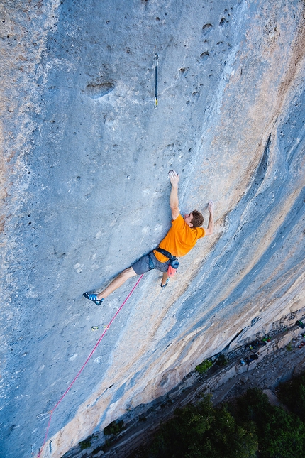 Watch Sébastien Bouin climb new sequence on Biographie at Céüse