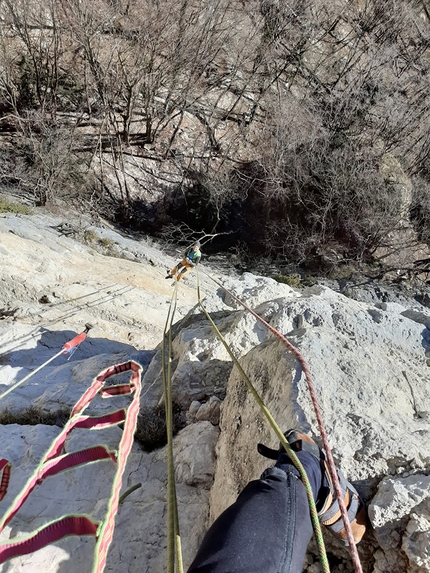 Monte Pubel, Valsugana, Francesco Leardi, Fausto Maragno - Durante l'apertura di Il mondo parallelo di Aki sulla parete dell’Edera al Monte Pubel in Valsugana