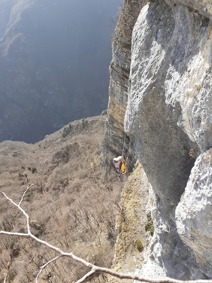 Monte Pubel, Valsugana, Francesco Leardi, Fausto Maragno - Durante l'apertura di Il mondo parallelo di Aki sulla parete dell’Edera al Monte Pubel in Valsugana