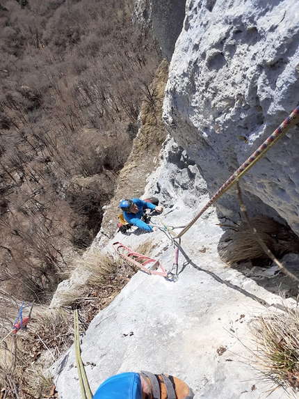 Monte Pubel, Valsugana, Francesco Leardi, Fausto Maragno - Durante l'apertura di Il mondo parallelo di Aki sulla parete dell’Edera al Monte Pubel in Valsugana