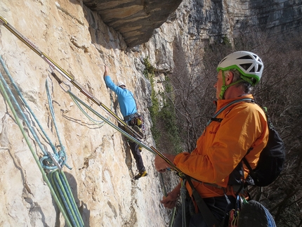 Monte Pubel, Valsugana, Francesco Leardi, Fausto Maragno - Durante una ripetizione di Il mondo parallelo di Aki sulla parete dell’Edera al Monte Pubel in Valsugana