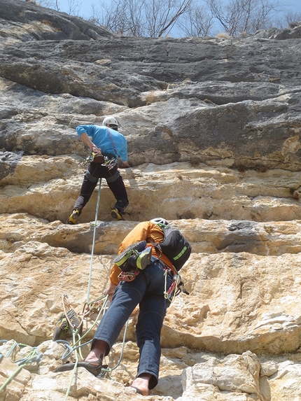 Monte Pubel, Valsugana, Francesco Leardi, Fausto Maragno - Durante una ripetizione di Il mondo parallelo di Aki sulla parete dell’Edera al Monte Pubel in Valsugana