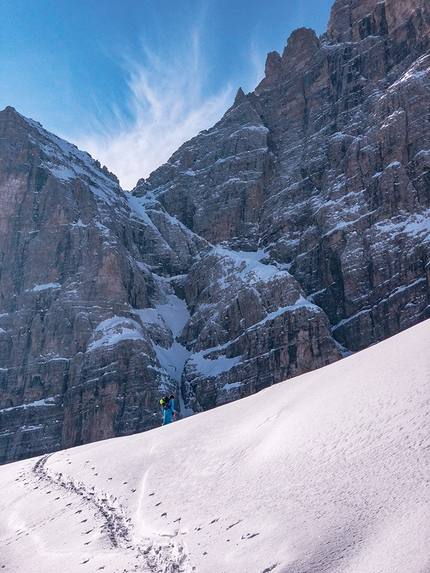 Dolomiti di Brenta, Cima Margherita, Canale Merzbacher, Andrea Cozzini, Claudio Lanzafame - Cima Margherita - Canale Merzbacher discesa integrale: Andrea Cozzini alla base della parete