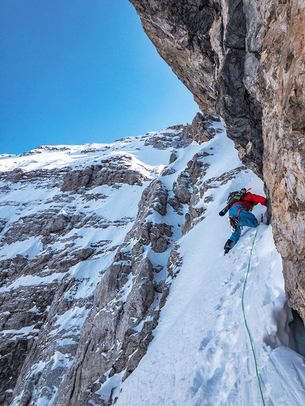 Dolomiti di Brenta, Cima Margherita, Canale Merzbacher, Andrea Cozzini, Claudio Lanzafame - Andrea Cozzini risale in canale Merzbacher prima della discesa integrale di Cima Margherita - Canale Merzbacher