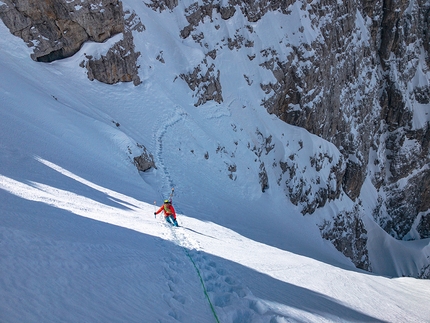 Dolomiti di Brenta, Cima Margherita, Canale Merzbacher, Andrea Cozzini, Claudio Lanzafame - Cima Margherita - Canale Merzbacher discesa integrale: Andrea Cozzini sull'uscita del canale nel traverso che collega le due porzioni