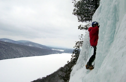 Usa e Canada Ice Climbing Connection - Crazy Diamond L1, Mont Pisagh, Lake Willougby, Vermont, USA