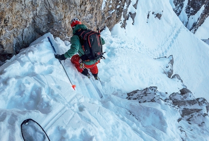 Dolomiti di Brenta, Cima Margherita, Canale Merzbacher, Andrea Cozzini, Claudio Lanzafame - Claudio Lanzafame sul tratto più stretto durante la discesa integrale della Cima Margherita - Canale Merzbacher