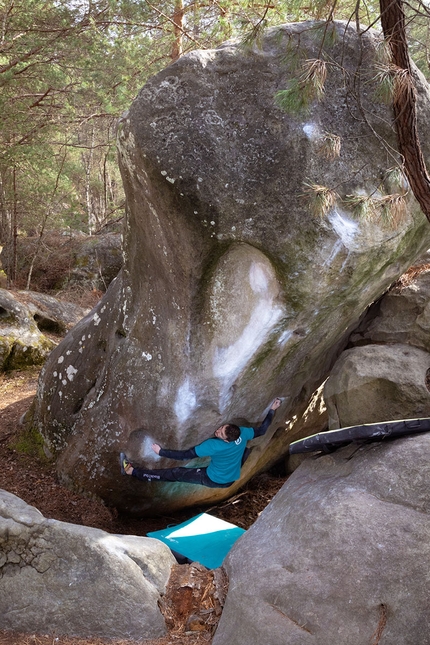 Manuel Cornu a Fontainebleau ripete Le pilier du désert assis direct, propone 8C+ 