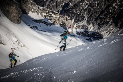 Transcavallo 2021 - Bianca Balzarini & Corinna Ghirardi in salita durante la 38° edizione della gara di scialpinismo Transcavallo 2021