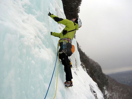 Usa e Canada Ice Climbing Connection - Glass managerie L2, Mont Pisagh, Lake Willougby, Vermont, USA