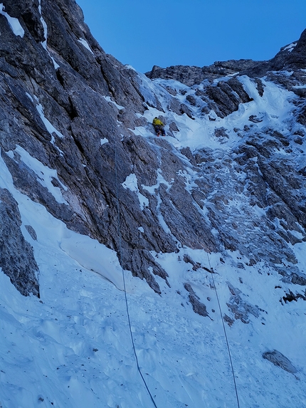 Lago di Braies, Dolomiti, Croda del Becco, Manuel Baumgartner, Daniel Töchterle - Durante la prima salita di Zahnlos alla Croda del Becco nelle Dolomiti (Manuel Baumgartner, Daniel Töchterle 07/03/2021)