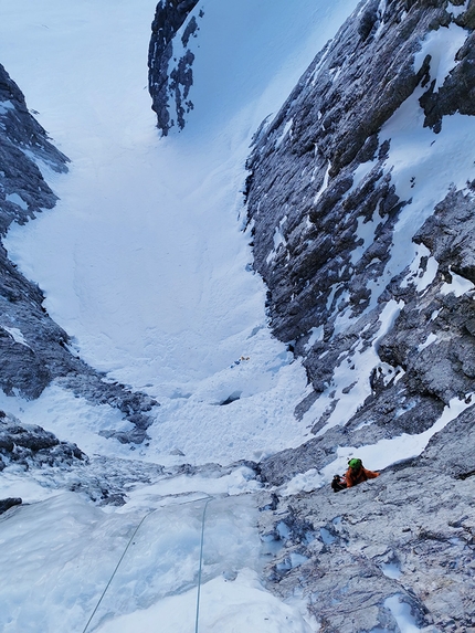 Lago di Braies, Dolomiti, Croda del Becco, Manuel Baumgartner, Daniel Töchterle - Durante la prima salita di Zahnlos alla Croda del Becco nelle Dolomiti (Manuel Baumgartner, Daniel Töchterle 07/03/2021)