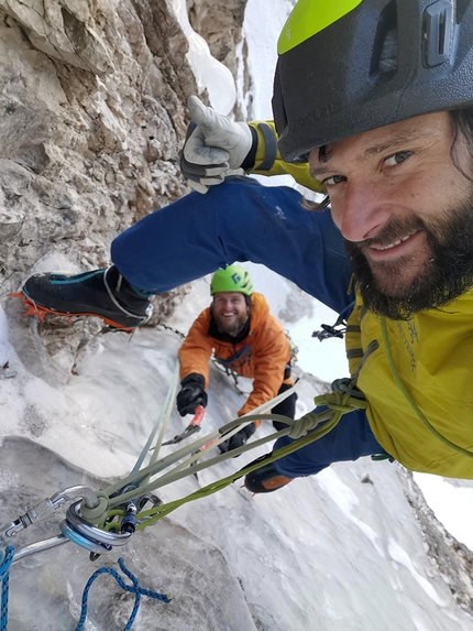 Lago di Braies, Dolomiti, Croda del Becco, Manuel Baumgartner, Daniel Töchterle - Manuel Baumgartner in sosta e Daniel Töchterle durante la prima salita di Zahnlos alla Croda del Becco nelle Dolomiti il 07/03/2021