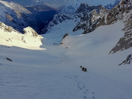 Scialpinismo tra Masino e Bregaglia, Mattia Testa, Marco Gautiero, Riccardo Molteni, Luca Chiesa, Luca Bianchi  - Salendo al Passo del Ferro (Cima della Bondasca)