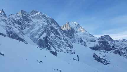 Scialpinismo tra Masino e Bregaglia, Mattia Testa, Marco Gautiero, Riccardo Molteni, Luca Chiesa, Luca Bianchi  - Vista dalla capanna di Sciora - vista sulle grandi pareti nord dell Val Bondasca, a sx nord del Cengalo, a dx nord del Piz Badile