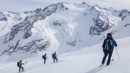 Scialpinismo tra Masino e Bregaglia, Mattia Testa, Marco Gautiero, Riccardo Molteni, Luca Chiesa, Luca Bianchi  - Scendendo verso il ghiacciaio dell' Albigna - di fronte cima di Castello e cima del Cantun