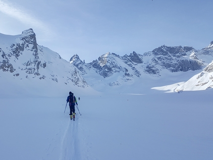 Scialpinismo tra Masino e Bregaglia, Mattia Testa, Marco Gautiero, Riccardo Molteni, Luca Chiesa, Luca Bianchi  - Ghiacciaio del Forno - vista sui Torroni