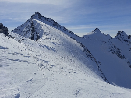 Scialpinismo tra Masino e Bregaglia, Mattia Testa, Marco Gautiero, Riccardo Molteni, Luca Chiesa, Luca Bianchi  - In cresta verso la cima del Monte Sissone