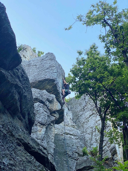 Arrampicata sportiva nel monregalese, Mondovì, Cuneo - Costabella: Mattia Bottero su Lisa 6c