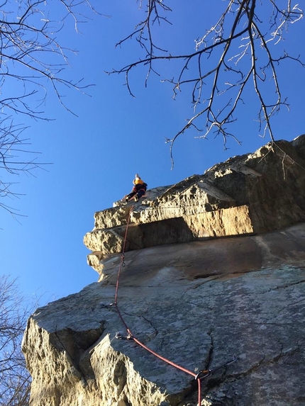 Arrampicata sportiva nel monregalese, Mondovì, Cuneo - Quarzini: Diego Dutto su Rebus 6c+ 