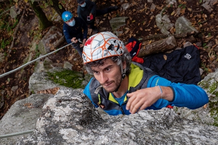 Arrampicata sportiva nel monregalese, Mondovì, Cuneo - Costabella: Andrea Prette sale assicurato da Matteo Casanova in tempi di Covid 