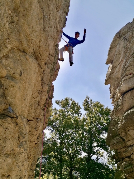 Arrampicata sportiva nel monregalese, Mondovì, Cuneo - Miroglio 2: Giovanni Massari su De bras 6a+ alla Piramide