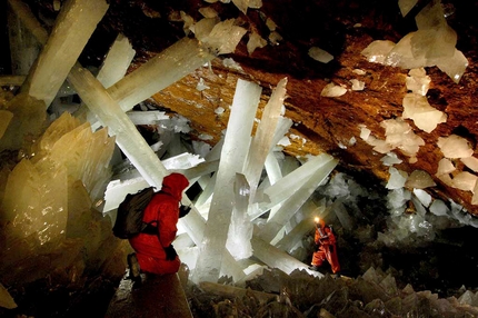 The crystal cave: searching for the Naica treasure