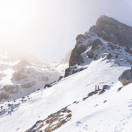 Il respiro della montagna - 'L’esperienza itinerante vissuta tra i monti del massiccio del Gran Sasso, nata dall’idea di riscoprire la dimensione esplorativa sci e pelli ai piedi, si è rivelata, nel corso della nostra avventura, come un viaggio a più dimensioni, in un contesto severo e affascinante.'