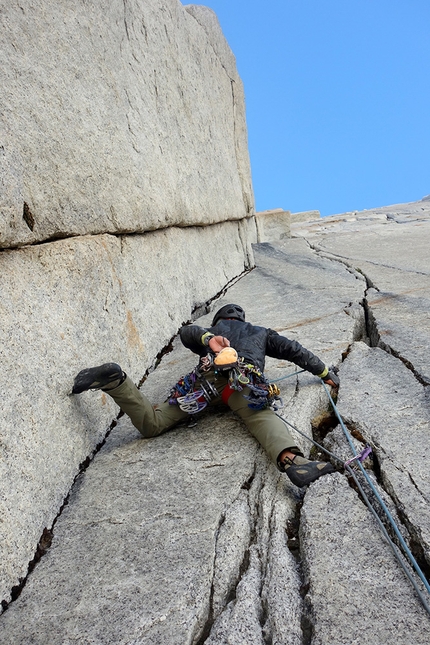 El Mocho, Patagonia, Sean Villanueva - Mecha Rocamora affronta primo tiro di Chalten Sin Clecas su El Mocho, Patagonia. Chalten sin Chapas condivide i primi due tiri