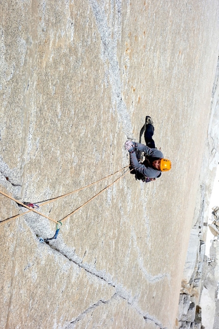 El Mocho, Patagonia, Sean Villanueva - Lucas Rubiolo sulla fessura improbabile (tiro 5) durante un tentativo di Chalten Sin Chapas, El Mocho, Patagonia