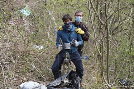 Climb and Clean, Matteo Della Bordella, Massimo Faletti - Climb and Clean: Matteo Della Bordella e Massimo Faletti impegnati nella pulizia della zona sopra la falesia di Forti di Civezzano a Trento il 06/04/2021